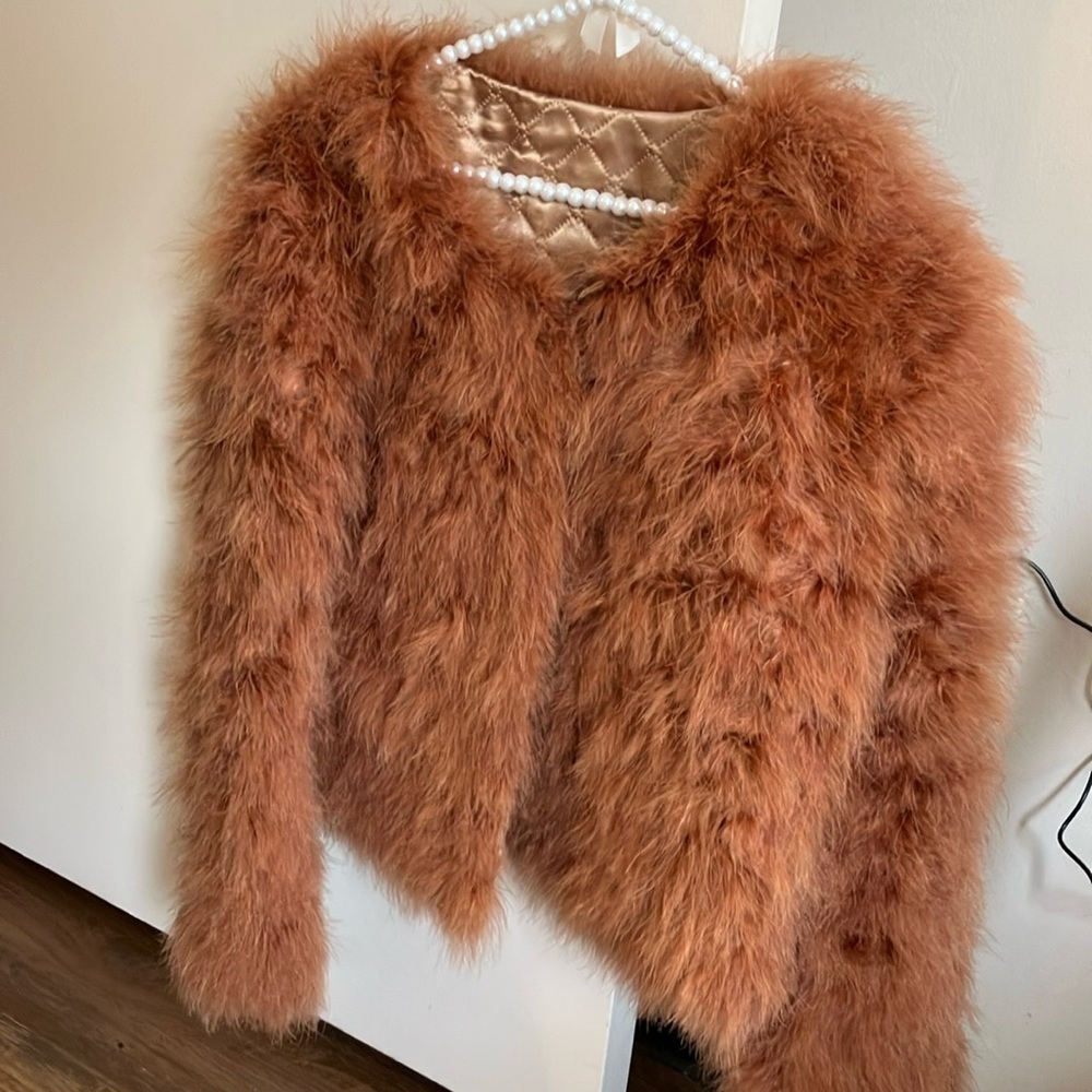 Size m
I sell the same one for kids size 4
Brown 
Feather 🪶